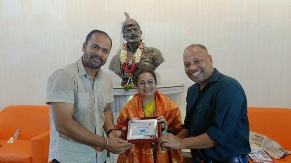 Honorable Mayor - Kishoritai Pednekar receiving the Mayor's Cup insignia