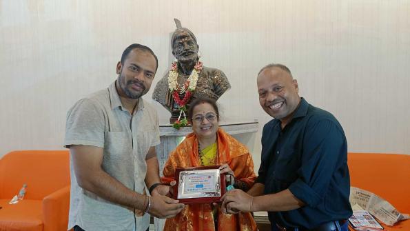 Honorable Mayor - Kishoritai Pednekar receiving the Mayor's Cup insignia